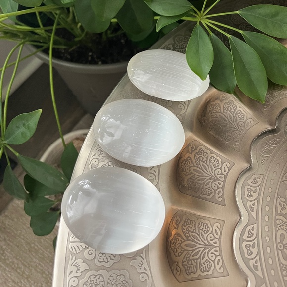 Large Selenite Palm Stone - Picture 5 of 6